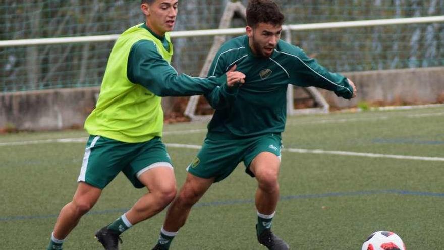 Pibe y Óscar, durante la sesión de entrenamiento de ayer en Fragoselo. // R.R.