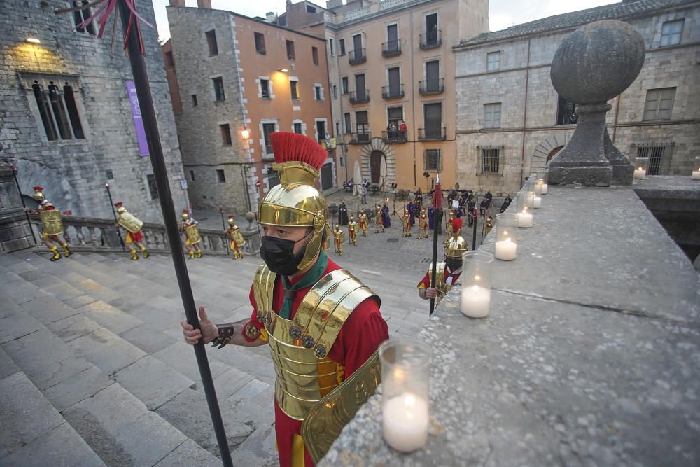 Girona viu el Divendres Sant amb l'acte de la Veneració de la Creu