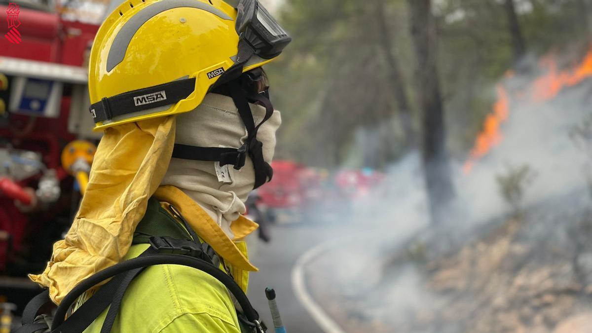 Bomberos trabajando para sofocar las llamas en el incendio que está calcinando la comarca del Alto Mijares.