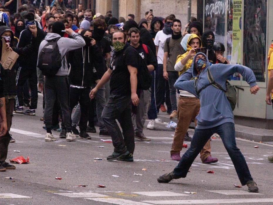 Forts aldarulls i enfrontaments entre manifestants i Policia Nacional a Via Laietana