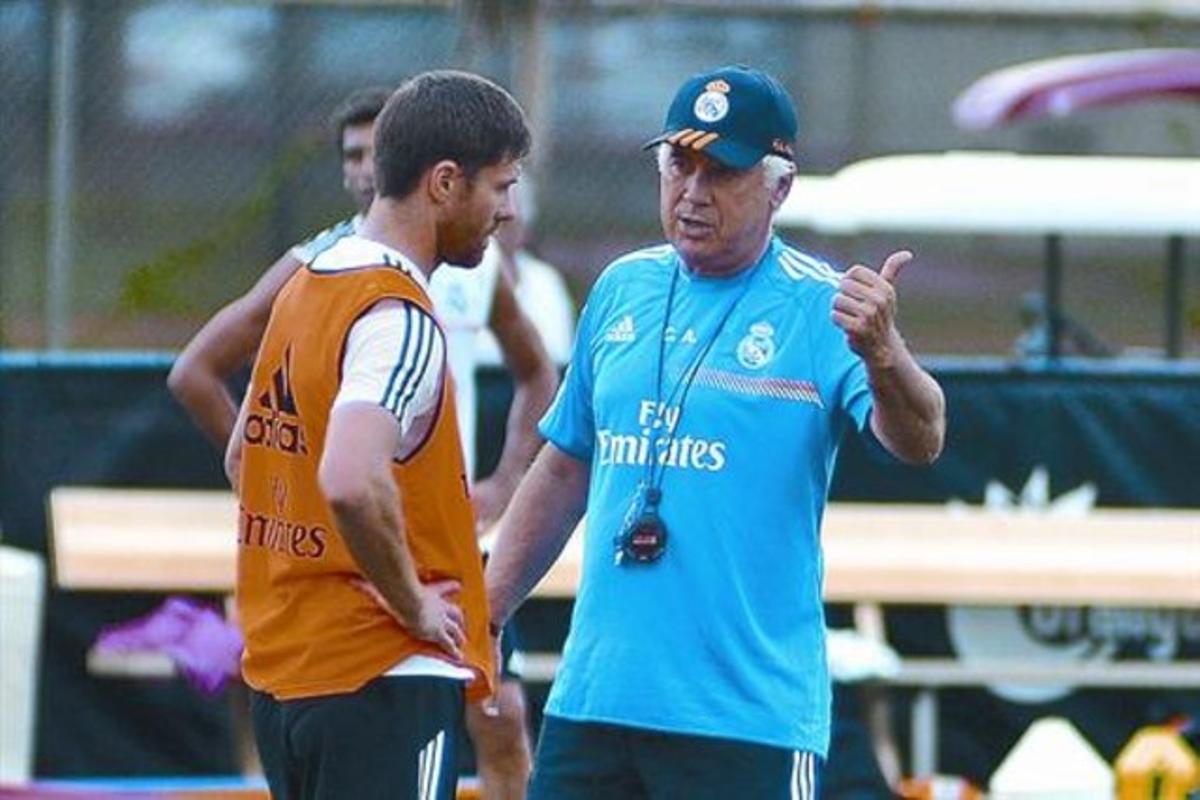 Xabi Alonso escolta Ancelotti en un dels entrenaments de l’actual pretemporada del Reial Madrid. Xabi Alonso escolta Ancelotti en un dels entrenaments de l’actual pretemporada del Reial Madrid.