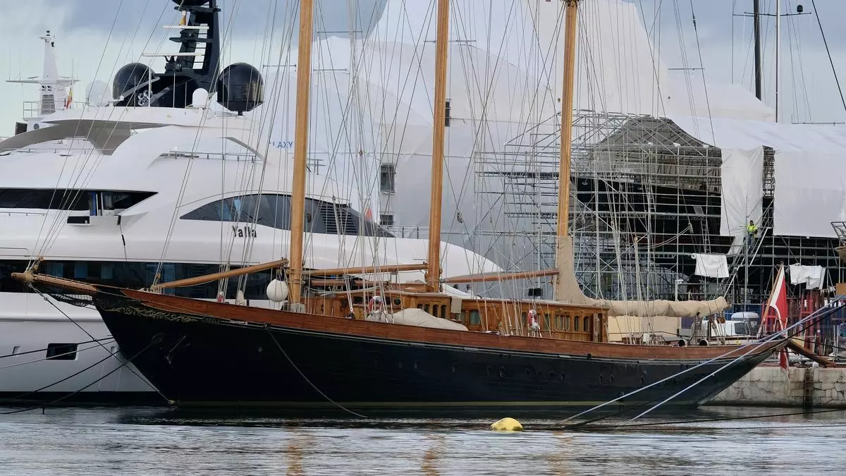 La familia Gucci pone a punto su espectacular goleta Creole en el puerto de Palma