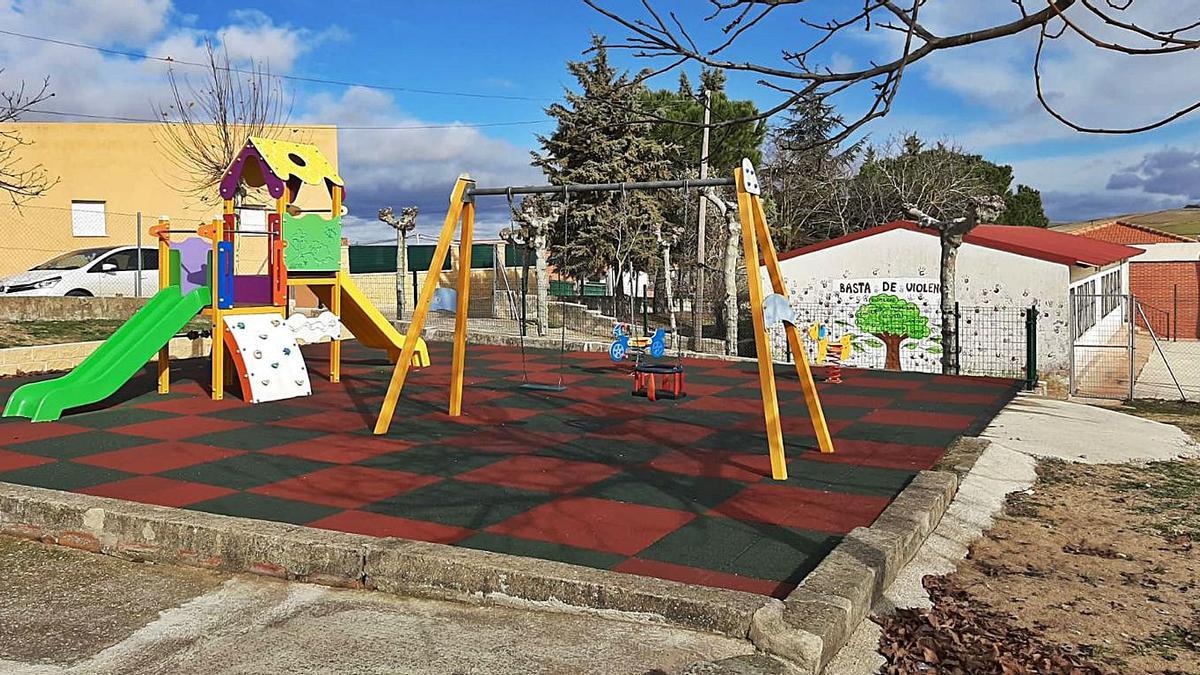 Parque infantil de Cañizal, uno de los espacios públicos dotados de wifi. | R. S.