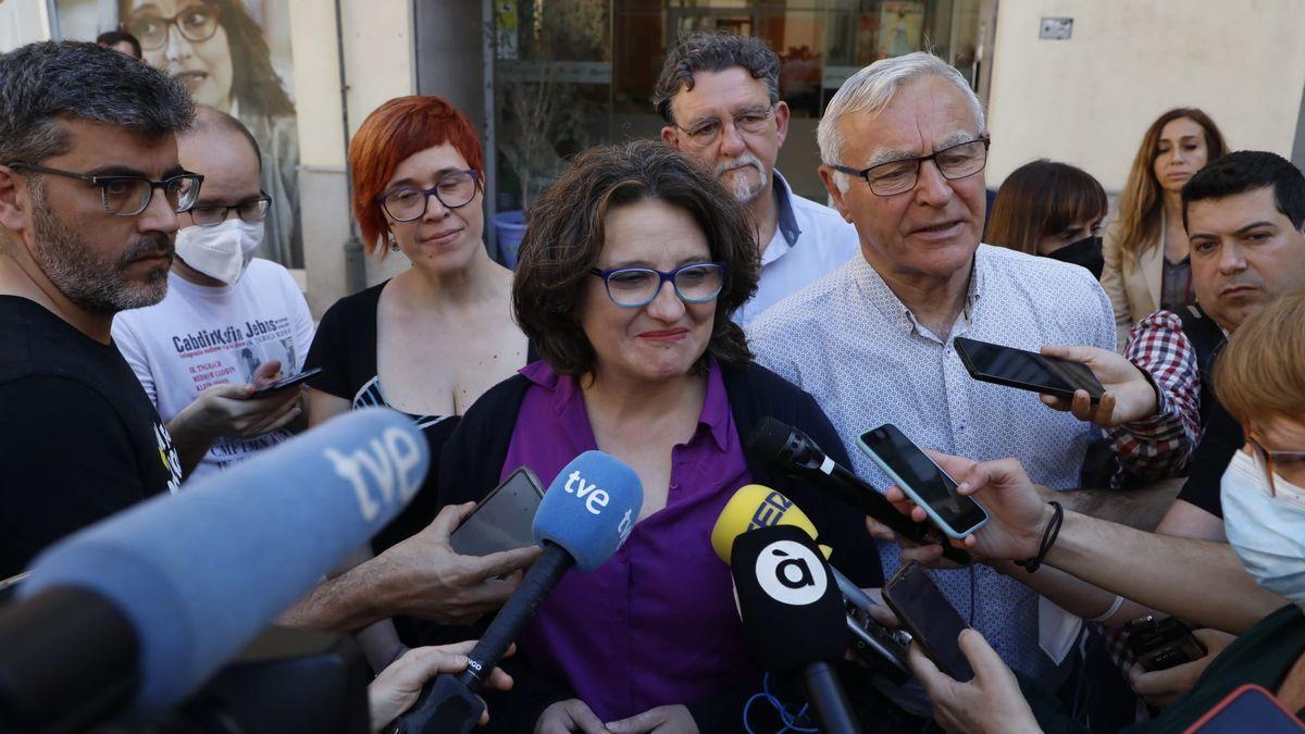 Àgueda Micó, Mónica Oltra, Juan Ponce y Joan Ribó, en las puertas de la sede de Compromís