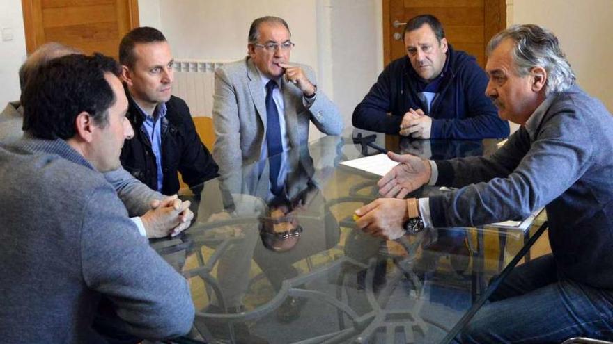 Rafael García (izquierda), con empresarios de Caldas y Juan Manuel Rey (derecha), en la reunión. //N. Parga