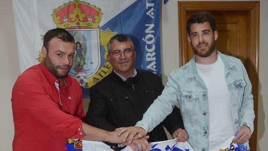 Borja Burgos,a la izquierda,durante supresentación en Marcón. // R.V