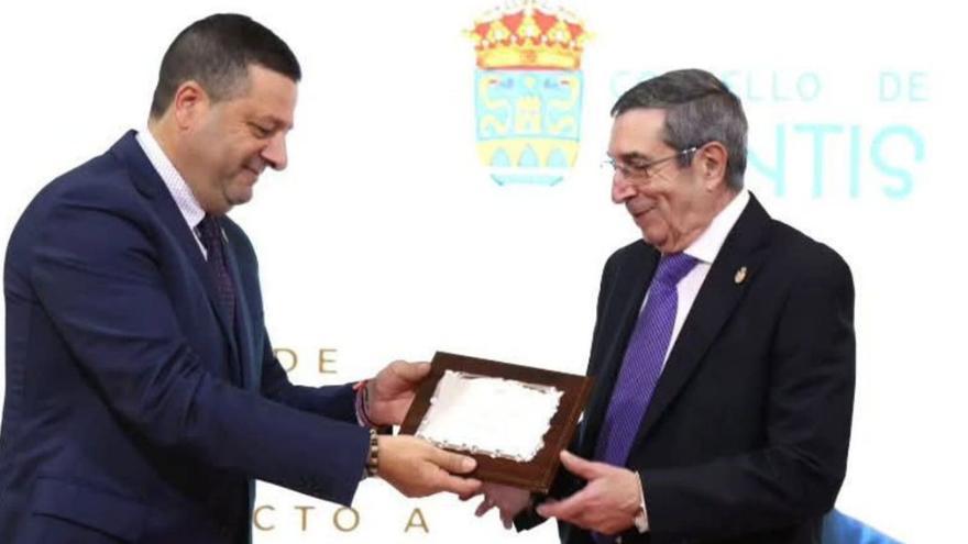 Xosé Fuentes (derecha)
recibe la distinción
de manos
del alcalde
de Cuntis. | |