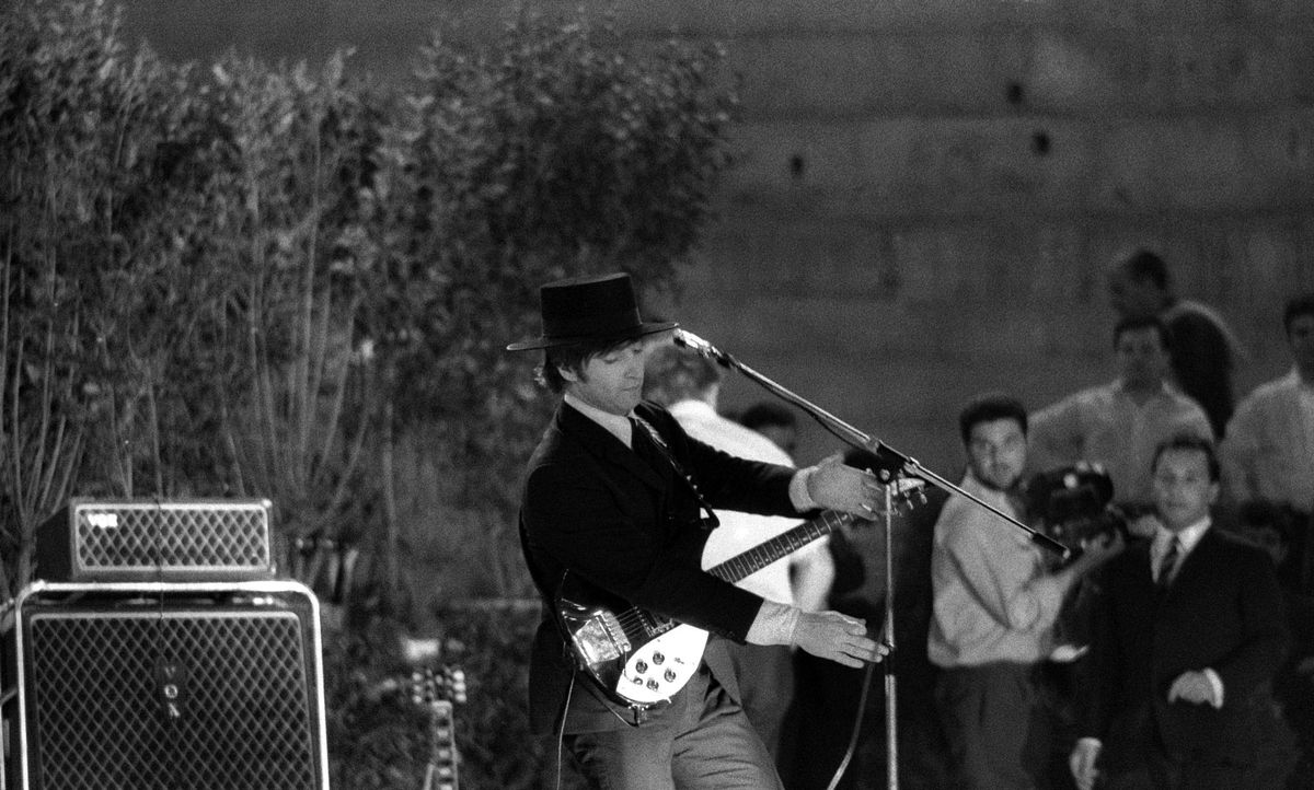 John Lennon, en la Monumental, con sombrero cordobés. Al fondo, Torrebruno, presentador de la gala