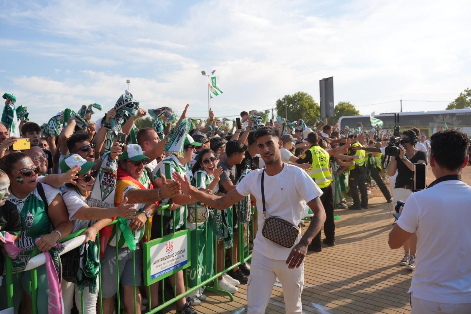 Así recibió la afición del Córdoba CF al autobús del equipo en El Arenal