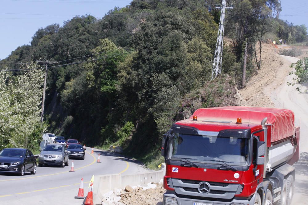 Cues a la «carretera de la Vergonya» per les obres