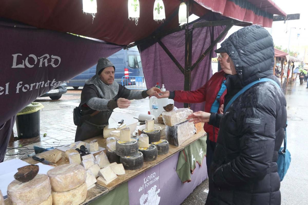 La lluvia desluce el Mercado Medieval