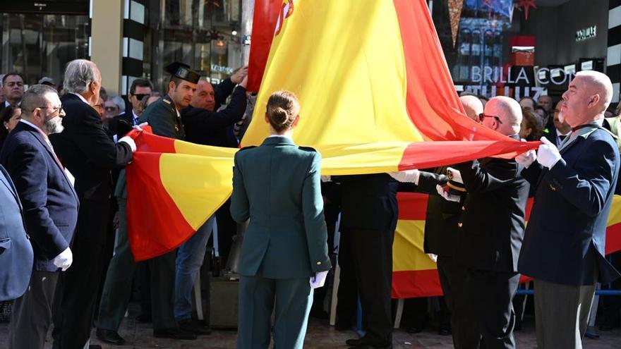 Desfile de veteranos de la Guardia Civil y las Fuerzas Armadas, en la plaza de la Constitución