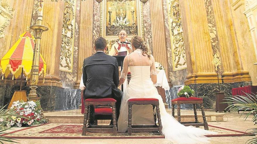 Los cordobeses se casan siete años más tarde que hace tres décadas