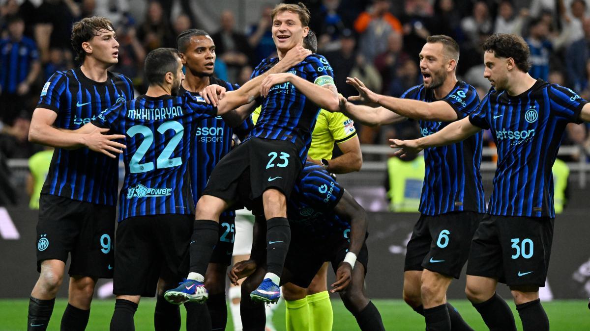 Nicolo Barella, capitán del Inter de Milán, celebra con sus compañeros tras marcar el 2-0 durante el partido de la Serie A entre el Inter de Milán y el Cagliari