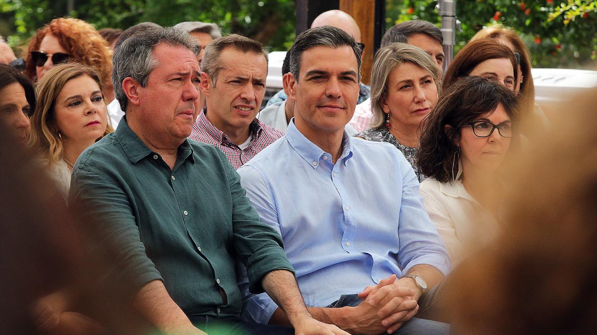 Juan Espadas y Pedro Sánchez, en un mitin del PSOE.