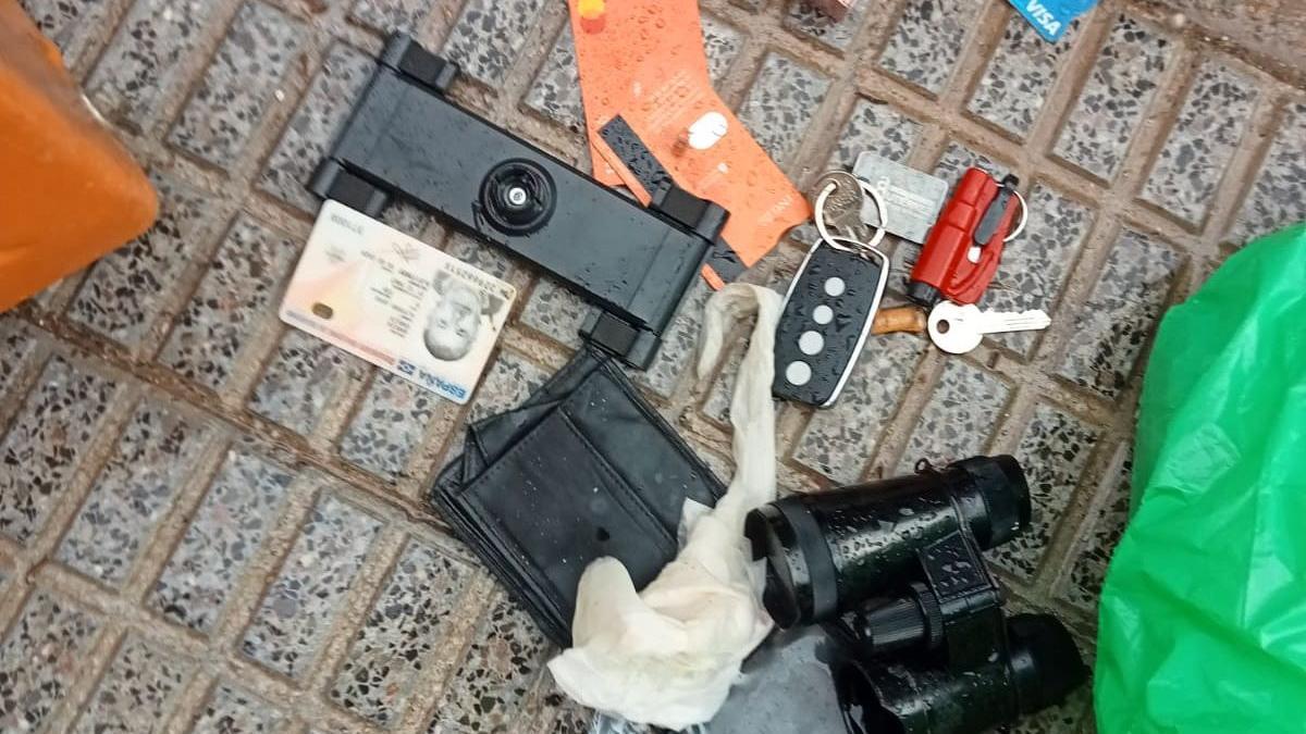 Unos prismáticos y el contenido de una cartera, por los suelos.