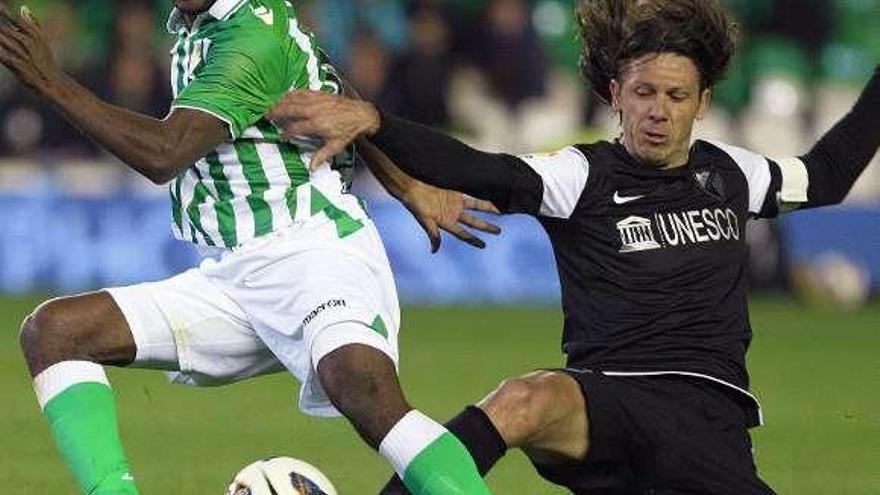 Campbel, del Betis, elude la entrada de Demichelis. // Paco Puentes