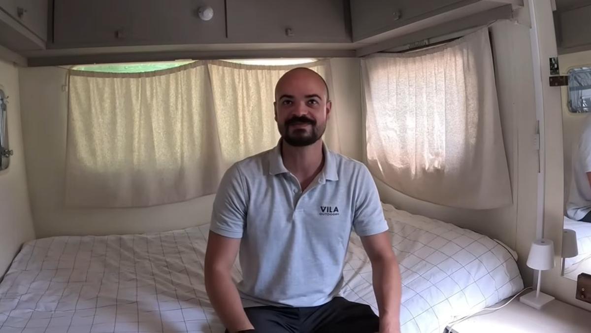 Albert recibió una autocaravana totalmente destrozada e infestada de ratones, la cual terminó reformando y convirtiendo en su hogar.