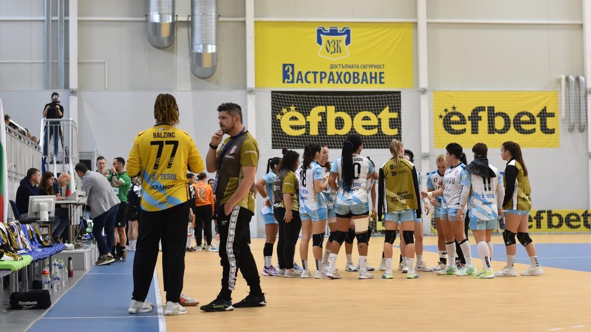 Las jugadoras del Guardés, durante un tiempo muerto.