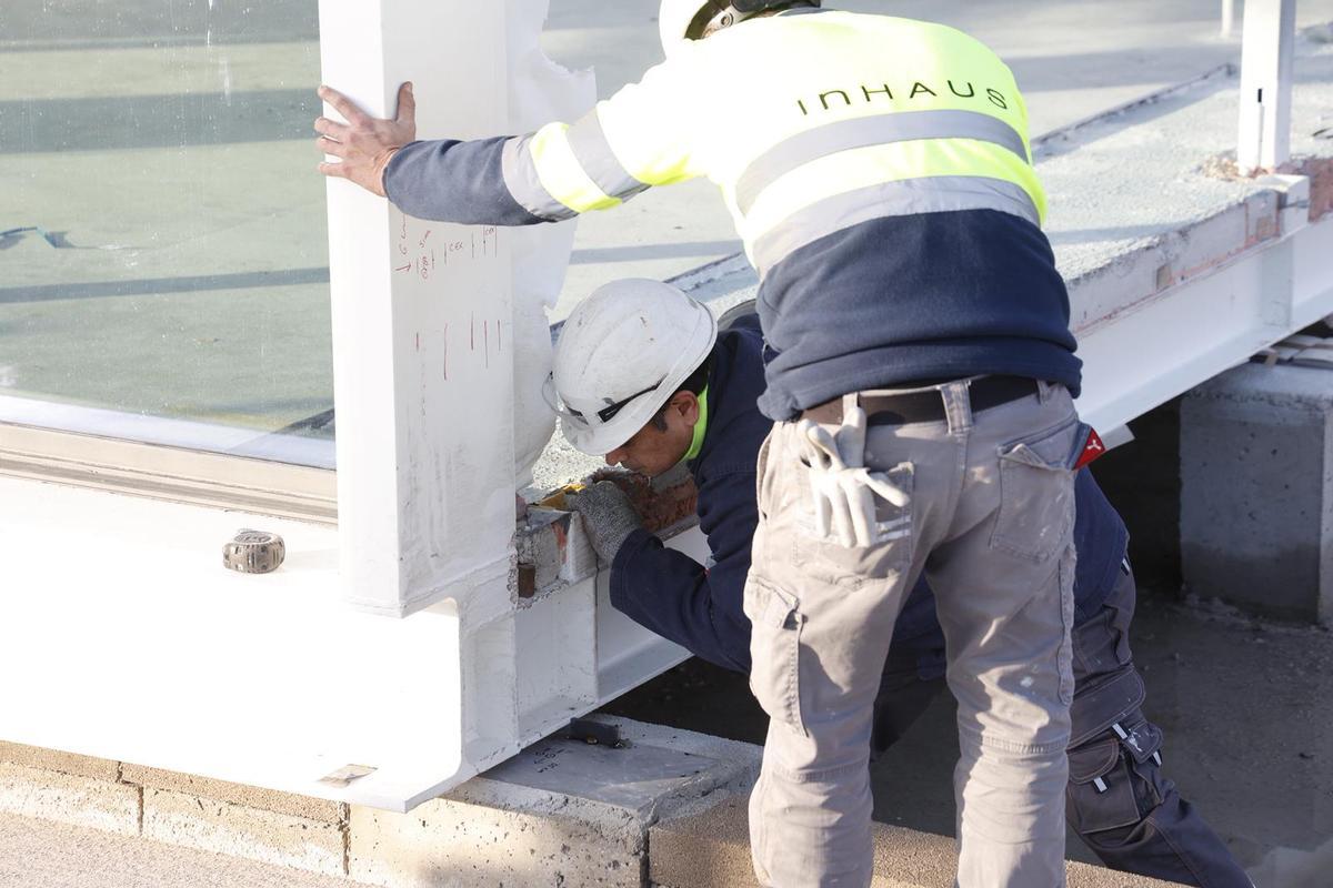 Así ha sido la instalación chiringuitos modulares de la Malva-rosa Así ha sido la instalación chiringuitos modulares de la Malva-rosa