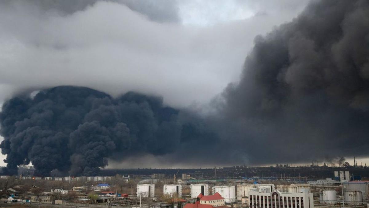 Els bombers intentant apagar les flames després del bombardeig d’ahir al port d’Odessa. | REUTERS