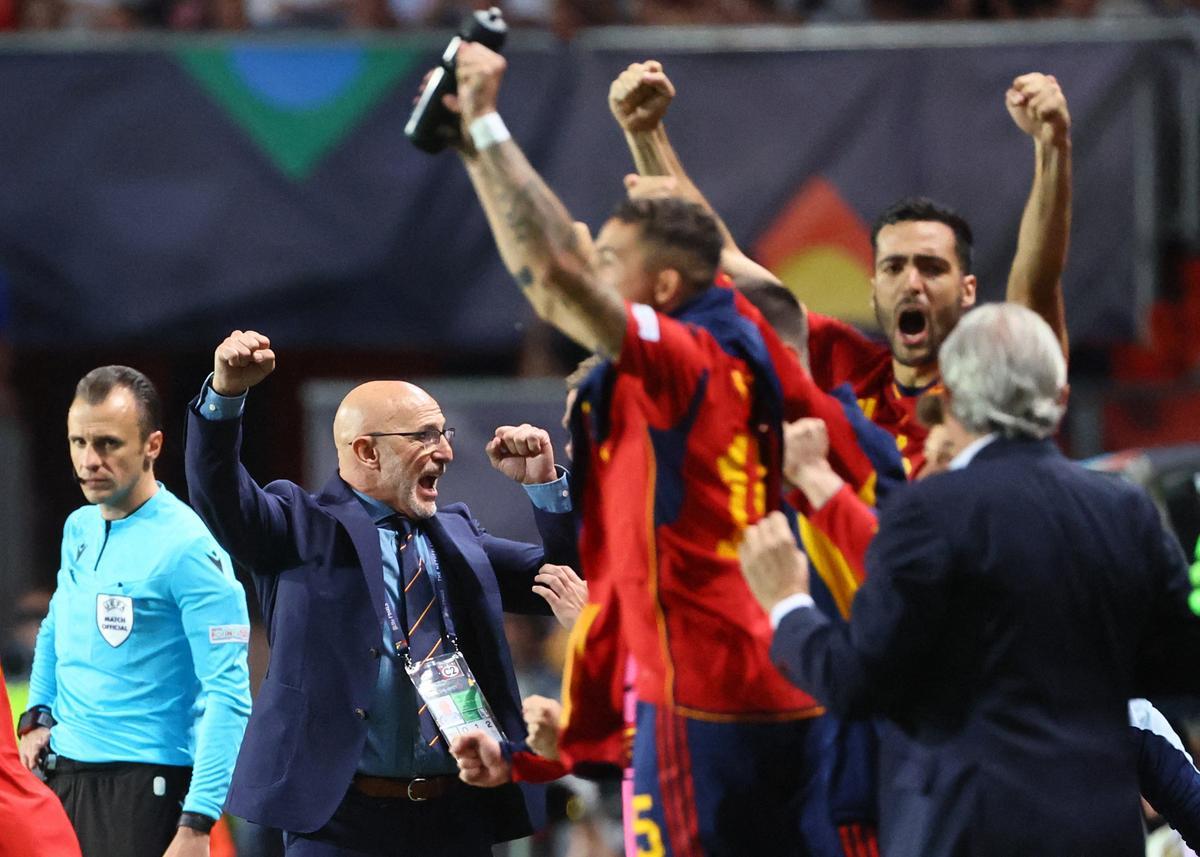 Los jugadores de España celebran con De la Fuente el pase a la final
