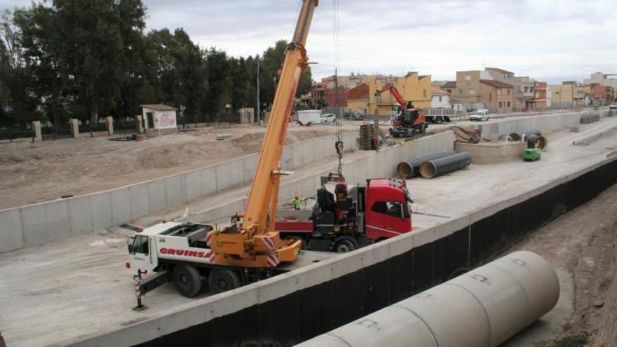 Una tubería de dos metros para las aguas de la Rambla de Tiata