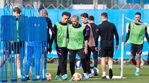 Dani Alves y Sergiño Dest en el entrenamiento del FC Barcelona
