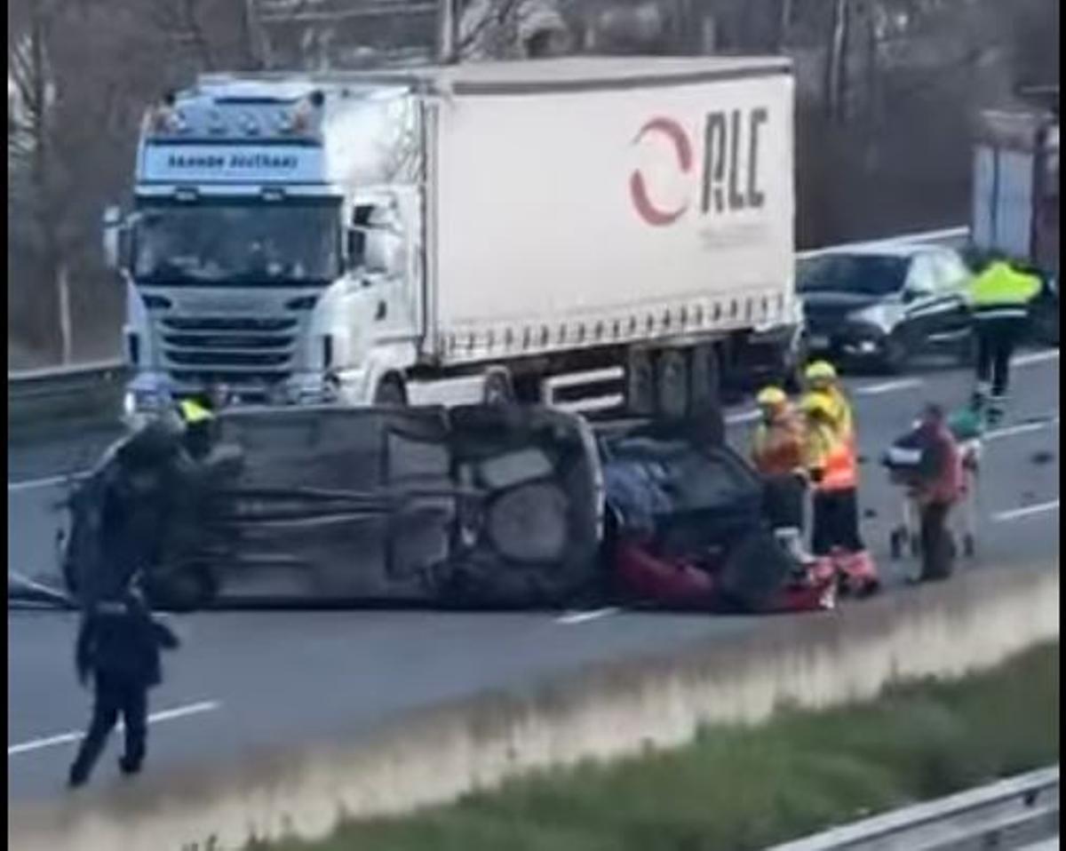 Un vehicle bolcat és atés pels Bombers a l'AP-7