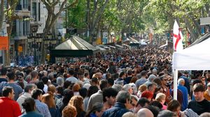 Veïns i turistes col·lapsen el centre de Barcelona a la recerca de roses i llibres