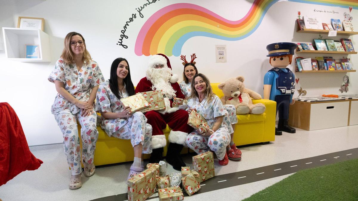Todas las imágenes de la visita de Papá Noel al hospital Can Misses