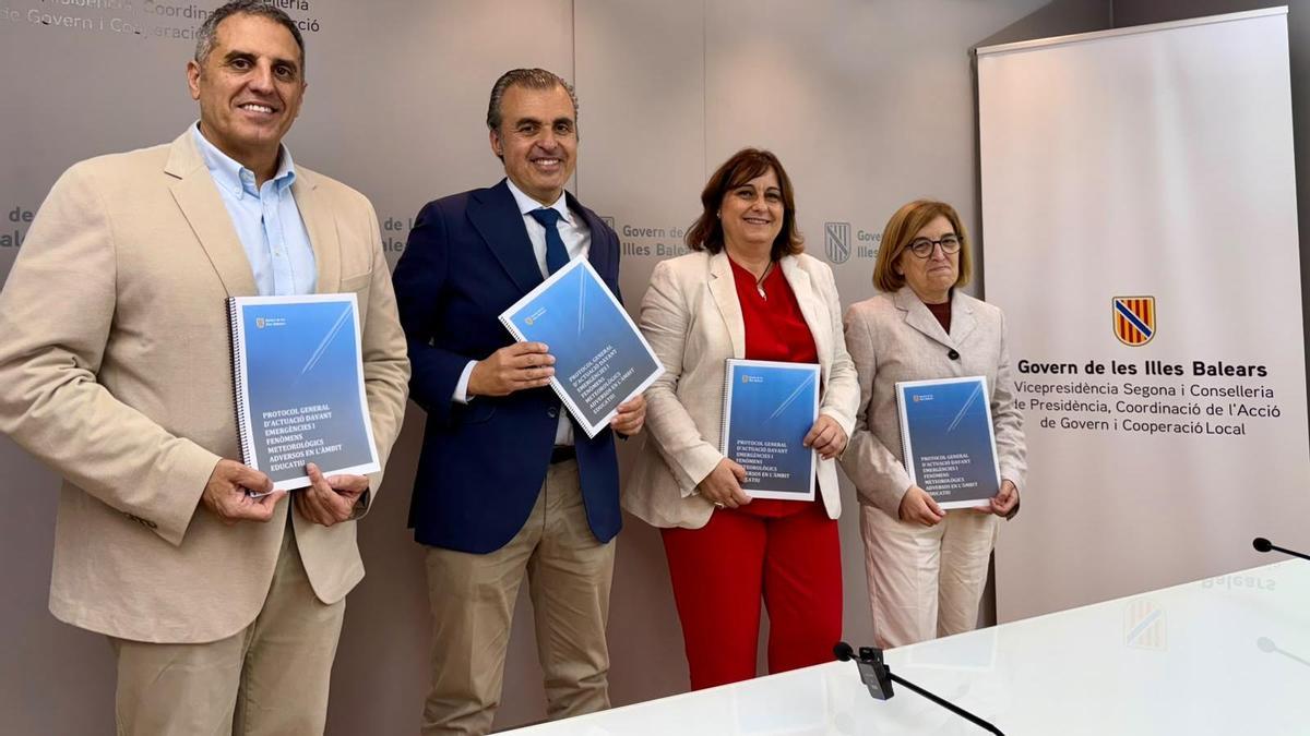 Vera y Estarellas (centro), este miércoles durante la presentación del nuevo protocolo.