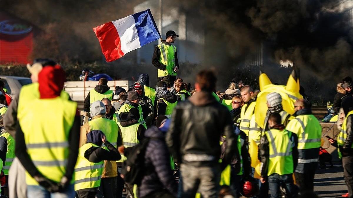 Bloqueo de los 'chalecos amarillos' en la circunvalación de Caen en Normandía, Francia.