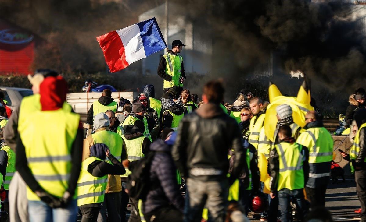 Bloqueo de los ’chalecos amarillos’ en la circunvalación de Caen en Normandía, Francia.