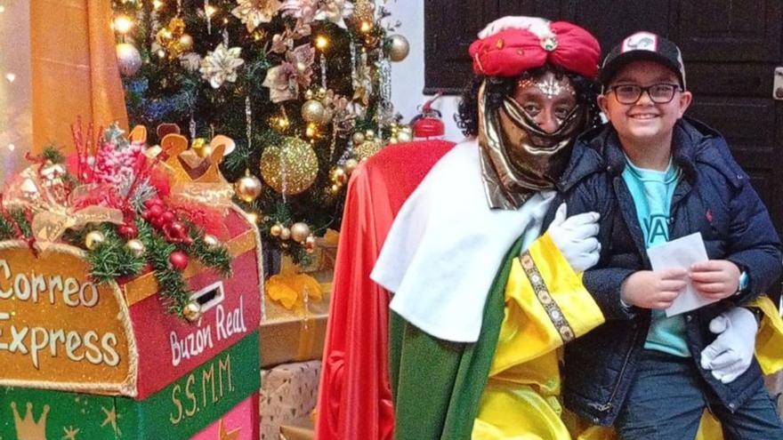 El pequeño Izan Pérez, con Aliatar. |