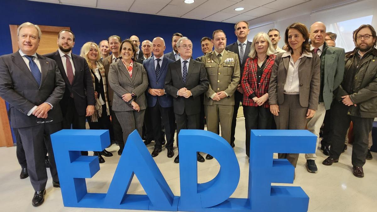 Miembros de la delegación del proyecto BLET y dirigentes de FADE y de las Cámaras de Comercio, este miércoles en la sede de FADE.