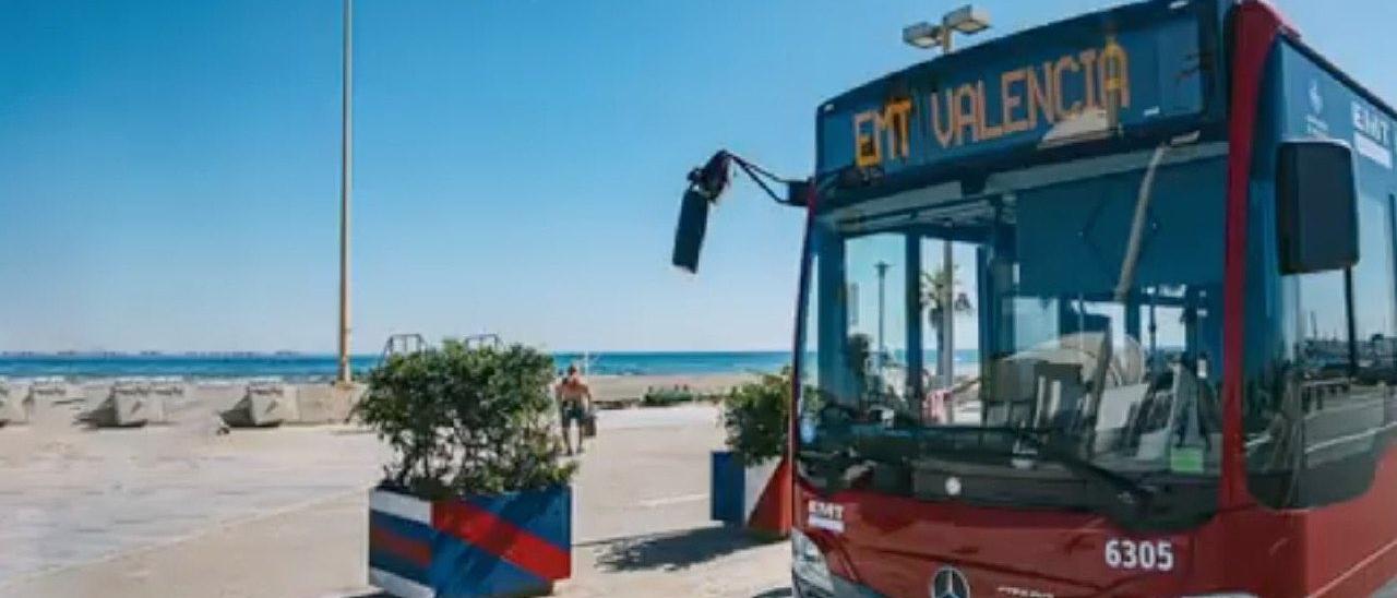 Un autobús de la EMT circula por la playa.