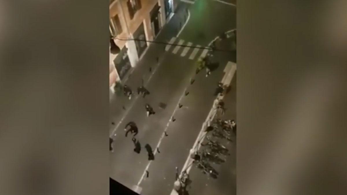 Pelea entre aficionados del Lazio y el Sevilla por las calles de Roma