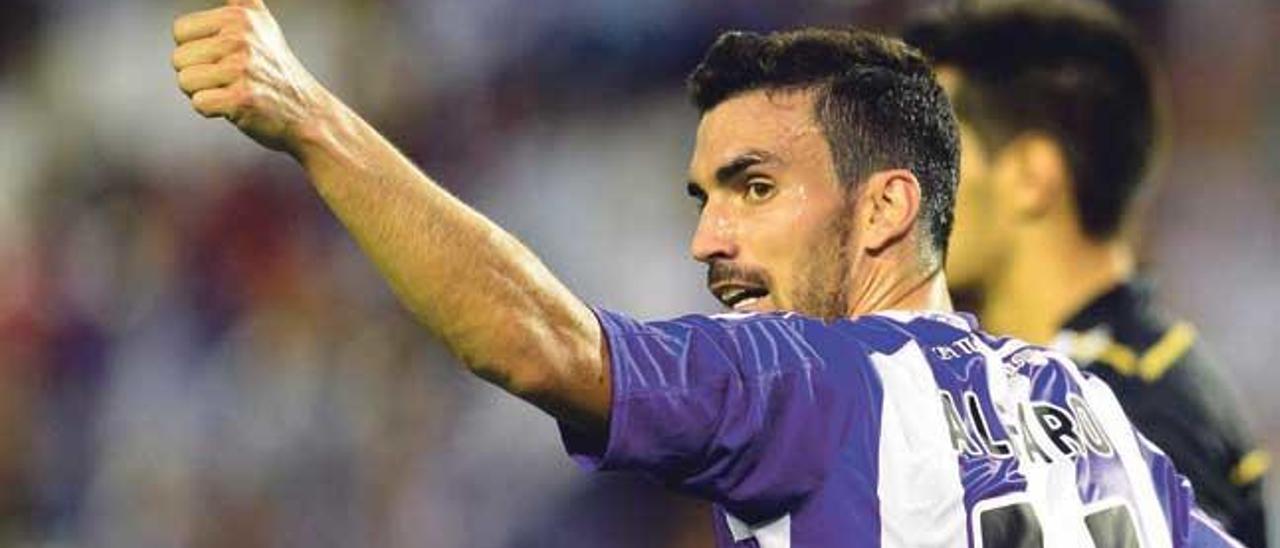 Alejandro Alfaro levanta el pulgar durante un partido con el Valladolid.