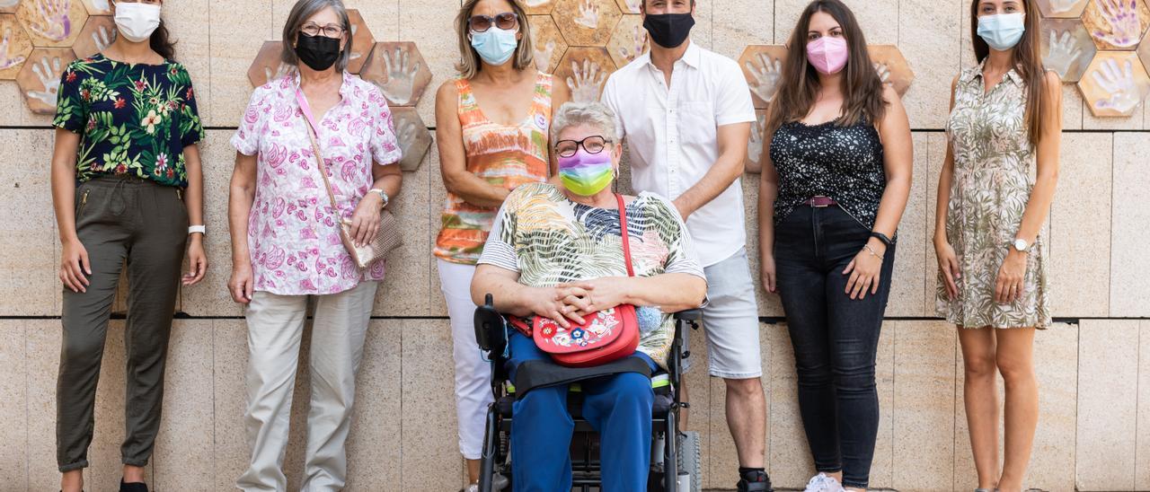 El director del FITCarrer, Pau Ayet, junto a representantes de los tres colectivos sociales con los que colaborará el festival en esta edición.