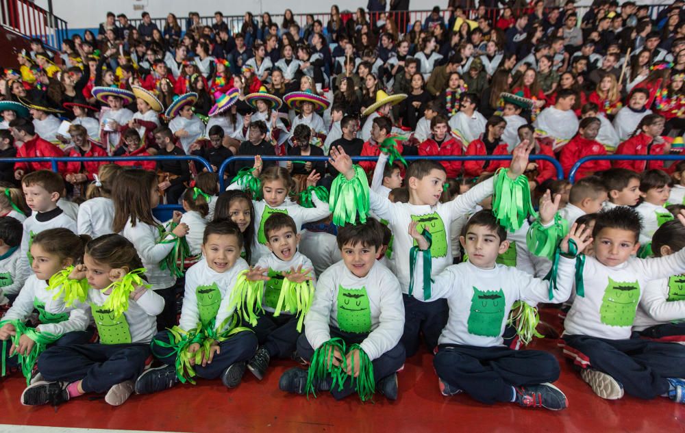 Multitudinario mosaico por la paz en el colegio Agustinos de Alicante