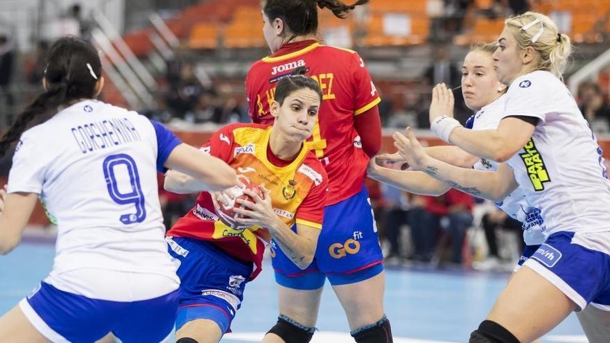 Alicia Fernández, con la pelota, en el partido ante Rusia. // E. Press