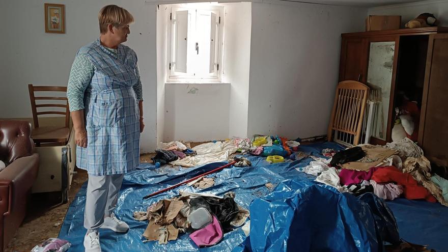 Ana Cotos en una de las estancias de su vivienda, llena de basura.
