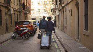 zentauroepp36850528 barcelona 12 01 2017 maletas de turistas en la barceloneta  171130192811