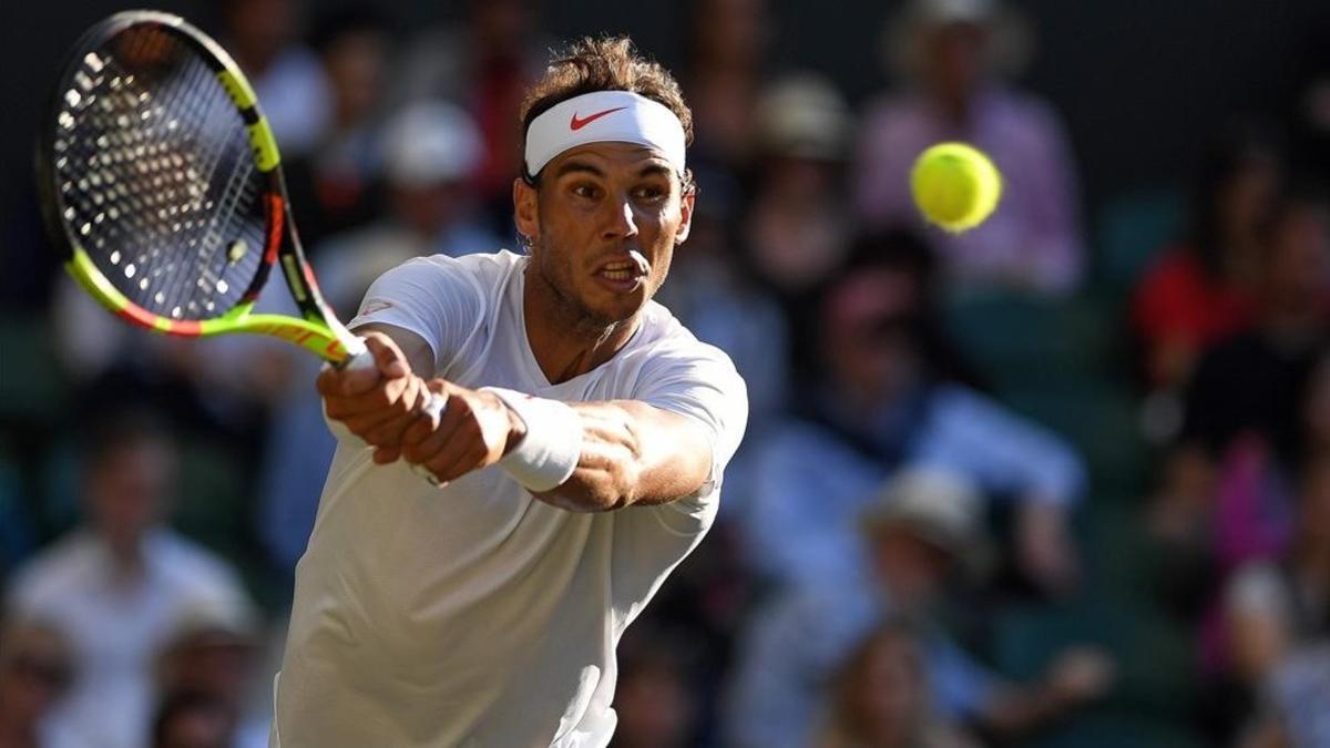 Nadal golpea un revés ante Del Potro en Wimbledon