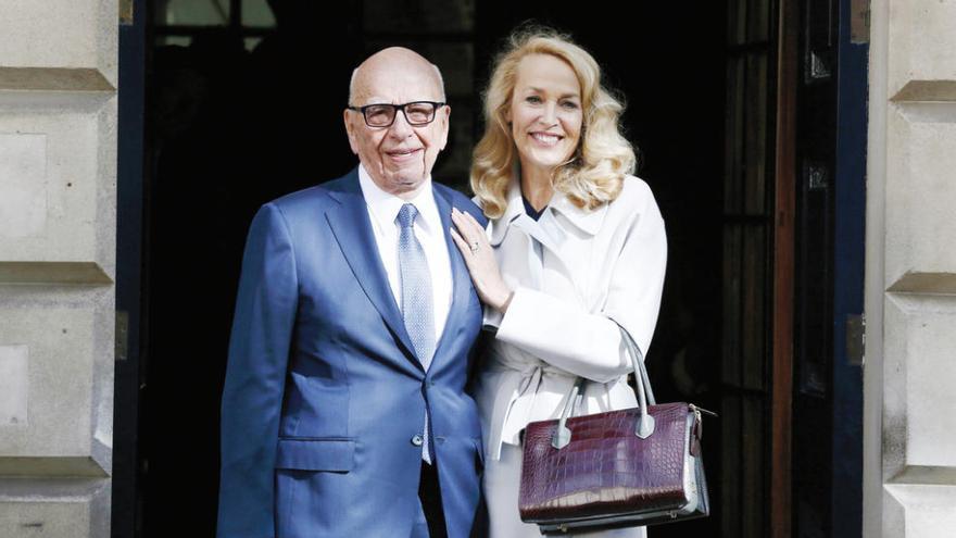 Murdoch y Jerry Hall, flamantes esposos. // Efe