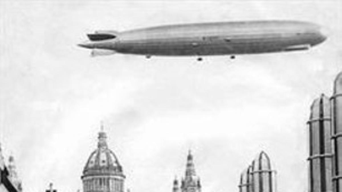 A la izquierda, el 'Graf Zeppelin' en la exposición de 1929. A la derecha, el dirigible en una escala. Abajo, grabado publicado en Francia en 1797, y a su derecha, una ilustración aérea.