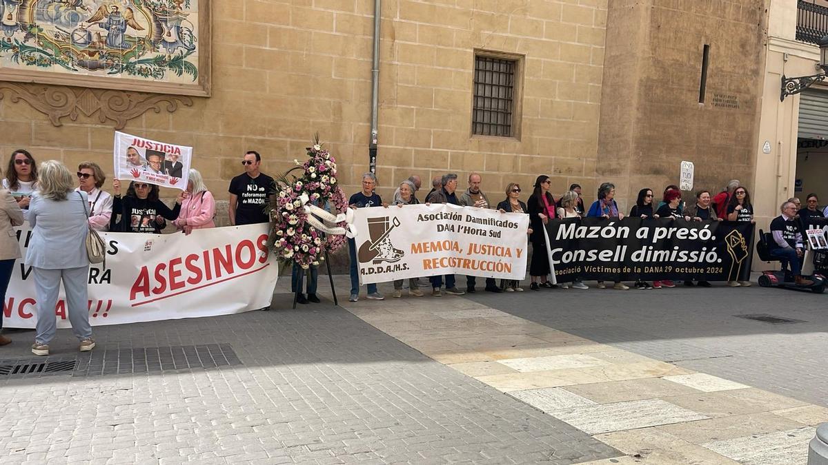 Asociaciones de víctimas de la dana se manifiestan ante las Corts por las comparecencias de los consellers.