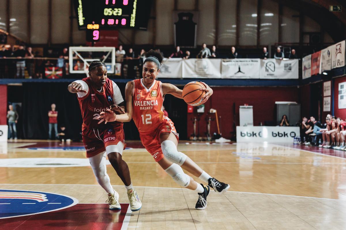 Nia Coffey, en una acción de ataque en el partido ante el Lointek Gernika.
