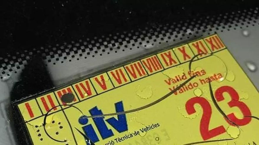 Ya no es obligatorio llevar la pegatina de la ITV estos son los coches que pueden quitarla